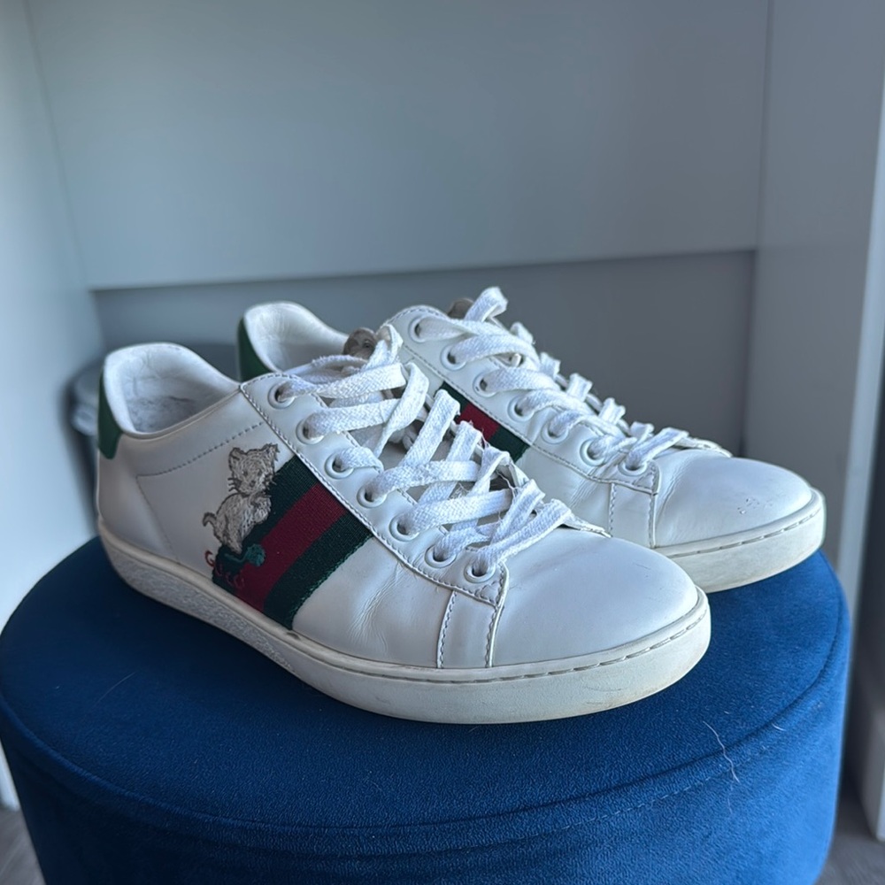 Gucci White Sneakers with Cat and Piglet Design. Size 36